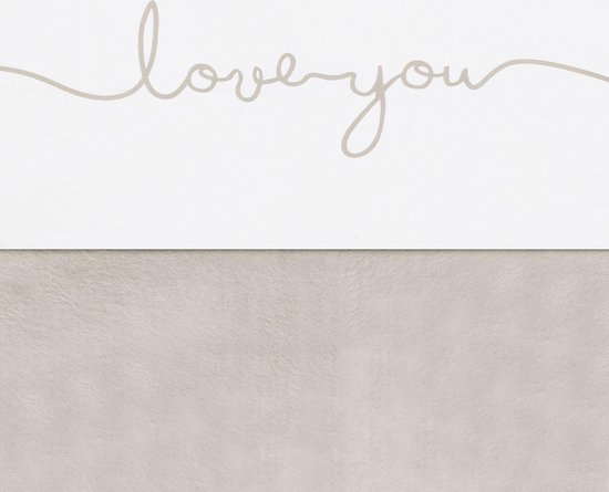 Witte band met 'love you' tekst op een beige, fluweelachtige ondergrond.