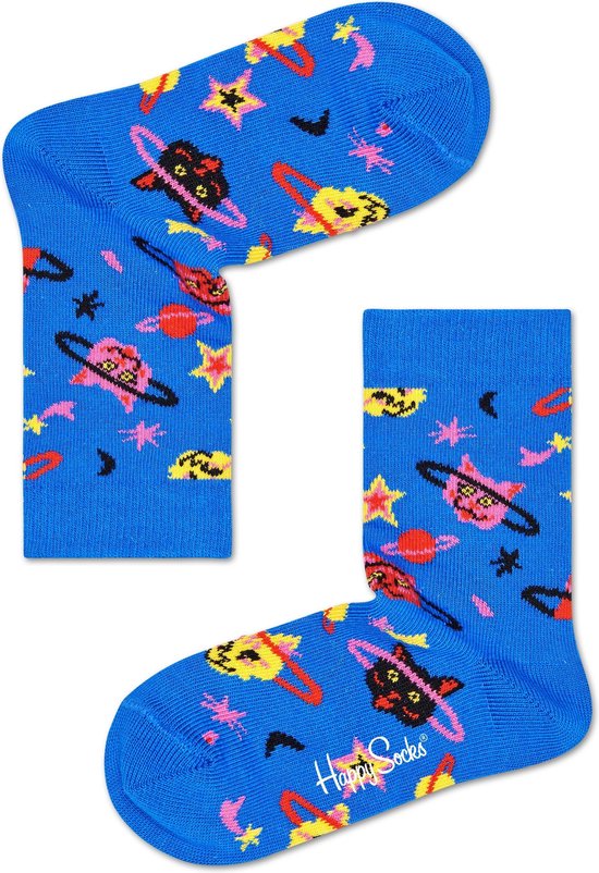 Blauwe sokken met print van planeten, sterren en katten. Met roze en gele boorden.