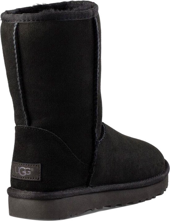 Zwarte UGG Classic Short II laars, met merkopdruk op de hiel en stiksels.