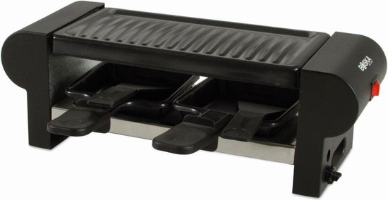 Zwarte raclette grill met twee pannetjes en spatels, op witte achtergrond.
