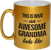 Awesome grandma / oma gouden cadeau mok / beker 330 ml