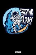 Surfing In Space Notebook: Notizbuch mit den Abmessungen 6 x 9 - 110 leere Seiten mit punktierten Innendesign ideal als Tagebuch oder f�r deine N