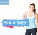 Vrouw in sportkleding met een flesje water naast een blauwe tekstbanner met de tekst 'Voel je TimFit! (Het werkt!)'.