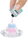 Een hand houdt een flesje 'STUDIO FUN' vast, waarbij roze vloeistof in een gekleurde miniatuur theepot wordt gegoten.