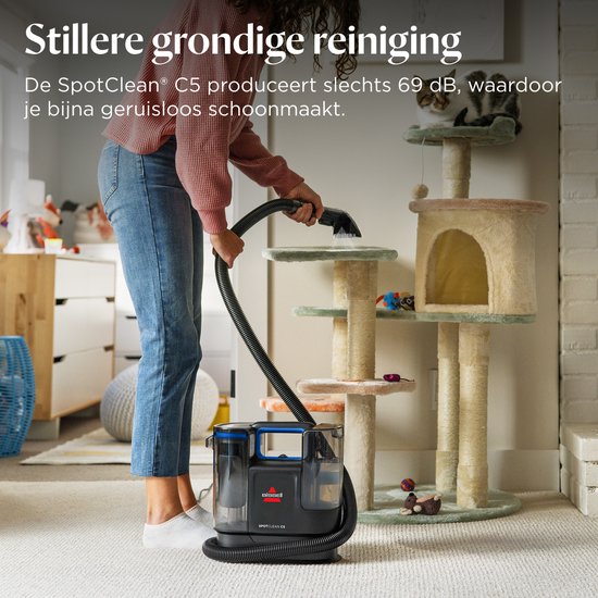 Vrouw gebruikt BISSELL SpotClean C5 om een kattenkrabpaal schoon te maken. "Stillerre grondige reiniging".