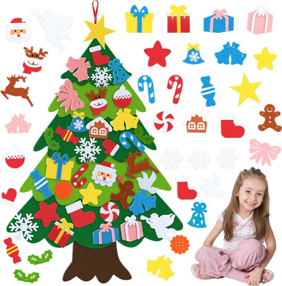 Groene vilten kerstboom met 36 losse ornamenten, waaronder cadeautjes, kerstballen en sneeuwvlokken. Een meisje zit ernaast.