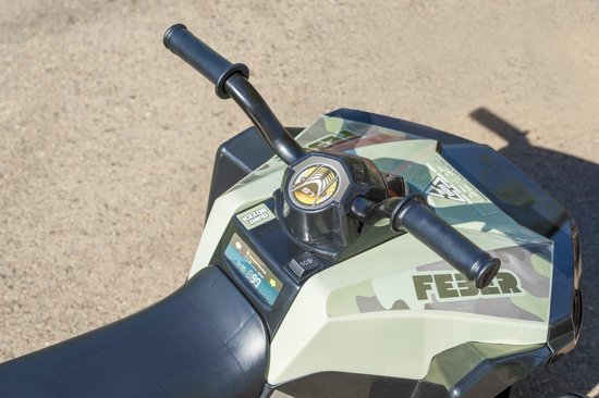 Close-up van het stuur en dashboard van een groene speelgoedquad met camouflageprint.
