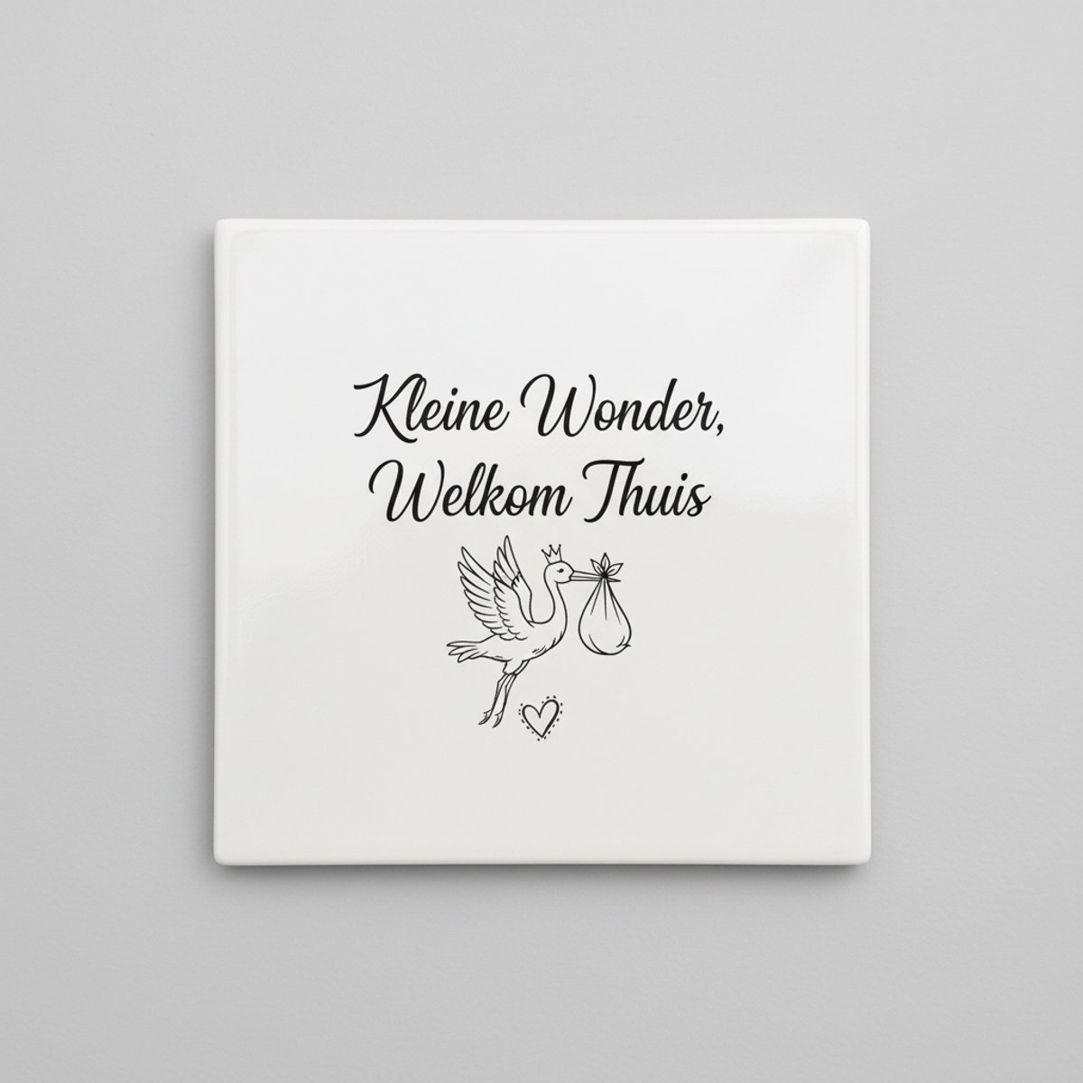 Nevolis Decoratieve Keramische Tegel “Kleine Wonder, Welkom Thuis” met Ooievaar Illustratie – Babykamer Wanddecoratie – 15 × 15 cm Multi Color