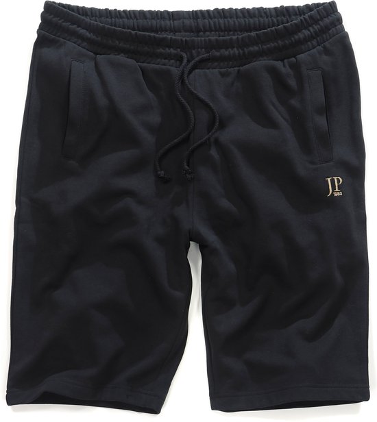 Zwarte bermuda joggingbroek met elastische tailleband, trekkoord en goudkleurig JP 1880 logo op de broekspijp.