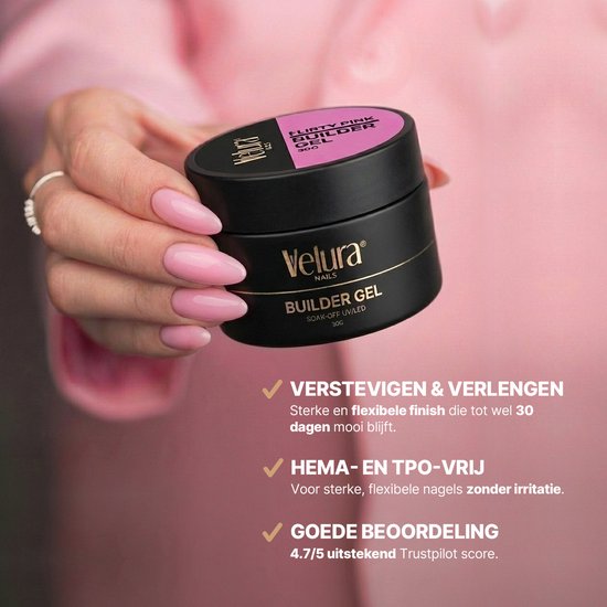 Een hand met gelakte roze nagels houdt een potje Velura Builder Gel "Flirty Pink" vast.