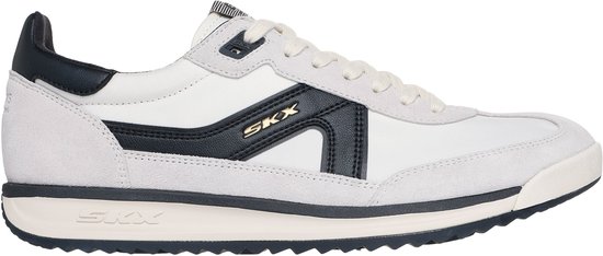 Baskets blanches avec accents beiges et bleu foncé, avec logo "SKX" sur le côté.