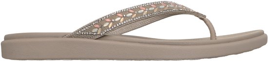Zij aanzicht taupe Skechers slipper met beige band versierd met parels