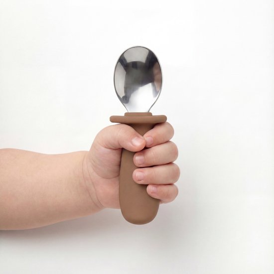 Funnies Kinderbestek 8-delig - Babybestek avec 4 cuillères & 4 fourchettes - Silicone & RVS - Sans BPA et sûr - Pour bébés & tout-petits - Idéal pour manger & grignoter - Design durable - Caramel & Stone Green