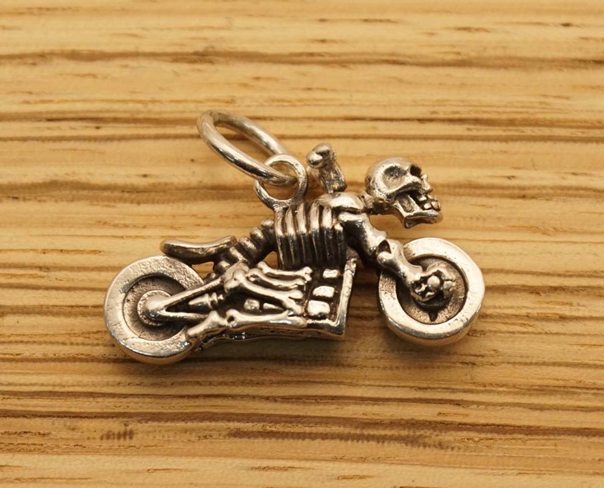 Sterling zilver hanger skelet op motor - motorrijder skelet hangertje van 925 zilver - gothic hangers - hanger biker - stoere zilveren hanger voor heren en dames