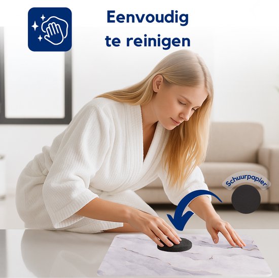Vrouw maakt diatomiet badmat schoon met schuurpapier. Makkelijk te reinigen.