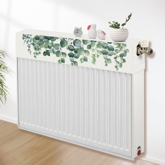 Witte radiatorombouw met groene eucalyptusbladeren, met plantjes en decoraties erop.