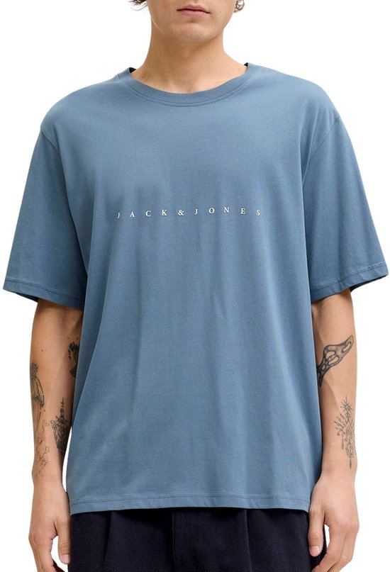 T-shirt bleu à manches courtes avec le logo 'JACK & JONES' en lettres blanches sur la poitrine.