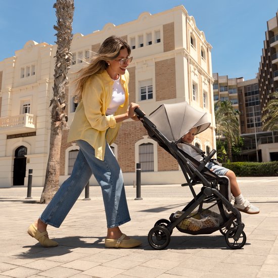 Kinderkraft INDY 3 Buggy - Voor Pasgeborenen tot 15 kg - Compact en Eénhandig Inklapbaar, Verstelbare Rugleuning en Voetensteun - Zwart van Kinderkraft — afbeelding 4