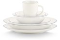 Stapel wit serviesgoed met blauwe rand: mok, kom, platte schaal en dinerbord.