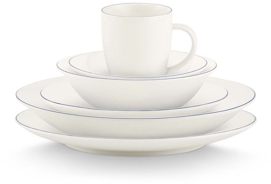 Stapel wit serviesgoed met blauwe rand: mok, kom, platte schaal en dinerbord.