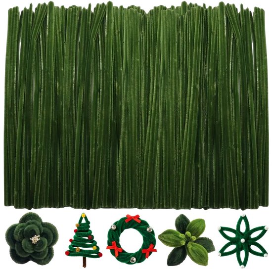 Een stapel donkergroene pijpenragers van 30 cm lang, met hieronder vijf groene chenille knutselwerkjes: bloem, kerstboom, krans, en twee plantjes.