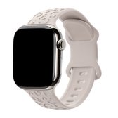 Smartwatch met lichtgrijs siliconen bandje met een opengewerkt patroon van leopard-achtige vlekken.