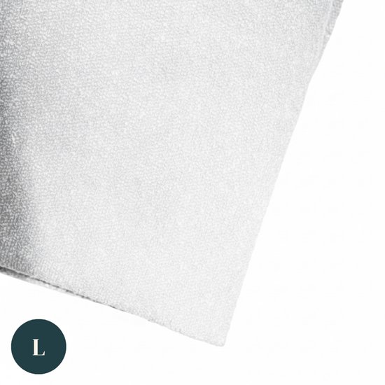 Tissu blanc tricoté texturé avec un badge rond 'L'.