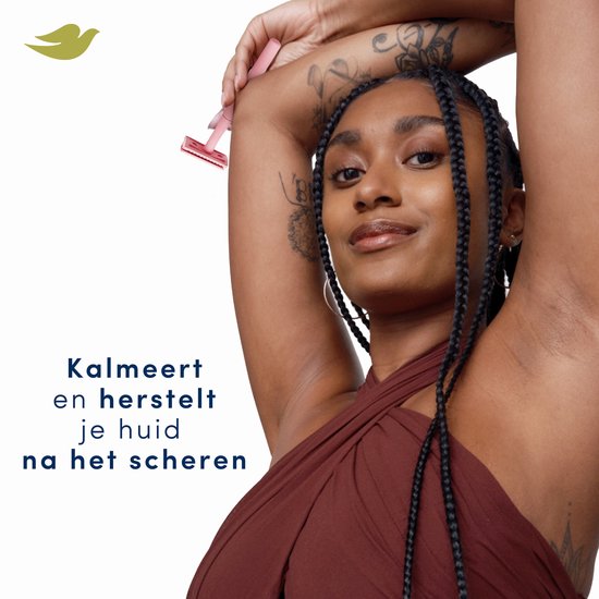 Vrouw met vlechten poseert met scheermesje, huid verzorgd door Dove deodorant.