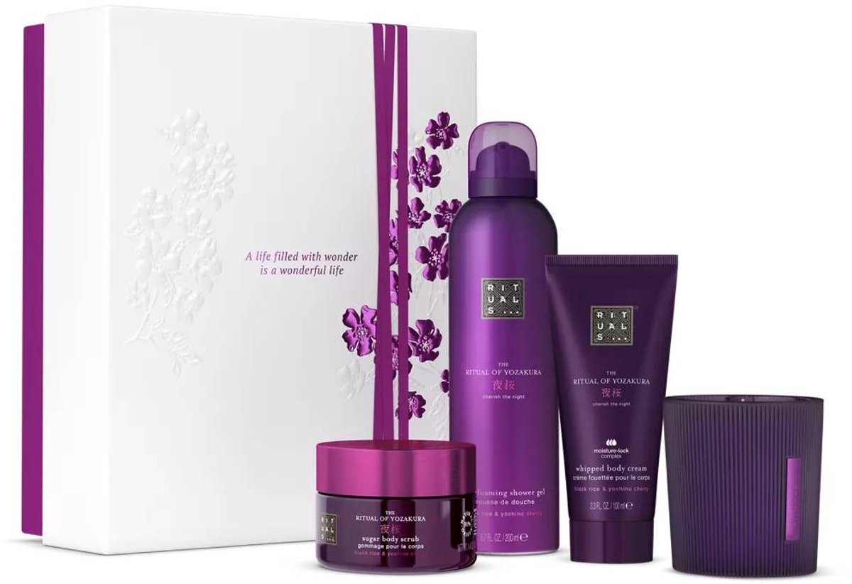 Rituals - Geschenkset voor Vrouwen - 4 Producten - Douchegel 200 ml - Body Scrub 125 gram - Bodycrème 100 ml - Geurkaars 140 gram - Giftset Vrouw - Cadeaudoos - Geschenkdoos - Doucheschuim - Douche - Badschuim - Douchefoam - Yozakura - Geurkaarsen