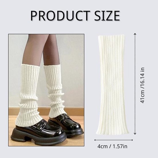 Witte gebreide beenwarmers van 40 cm lang en 4 cm breed, gedragen met zwarte schoenen.