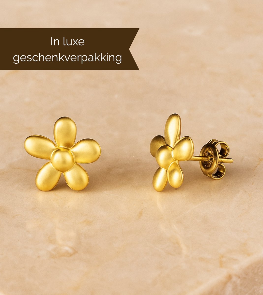 Lundholm Kleine Oorbellen Dames Goudkleurig Bloem Jewellery – Premium Stainless Steel – Gold Plated Kleine Oorbellen Dames Bloem - Oorknopjes Bloemen Design Minimalistisch - Vrouwen Cadeautjes - Cadeau voor Vriendin My - Scandinavisch Design