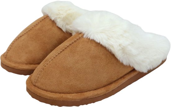 Bruine pantoffels met zachte witte fluffy voering en een donkerbruine zool.
