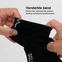 Handen tonen een zwarte enkelsok, gericht op de versterkte elastische band bovenaan.