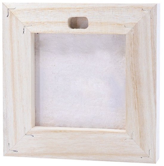 Achterkant van tegeltje met spreuk in lichte houten lijst, met ophangoog.