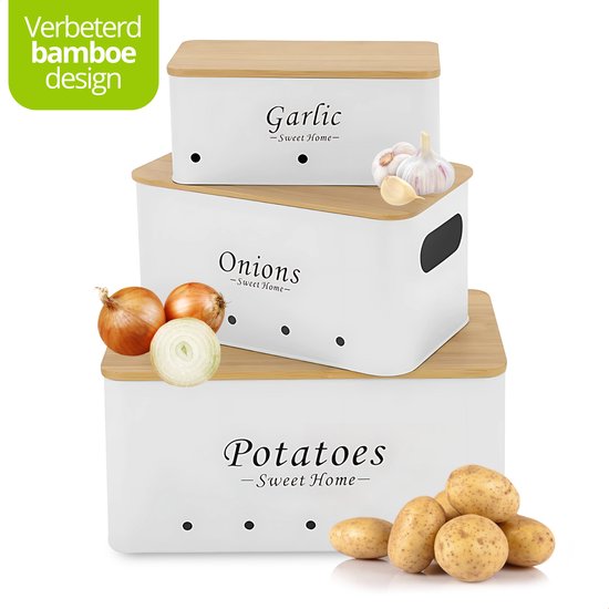Drie witte keukenopbergbakken, van onder naar boven: Potatoes, Onions, Garlic. Met bamboe deksels en groenten.