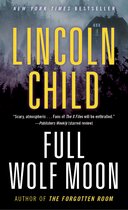 Boekomslag 'Full Wolf Moon' van Lincoln Child, met een duistere bosachtergrond en een huis in de verte. De titel is in grote gele letters.