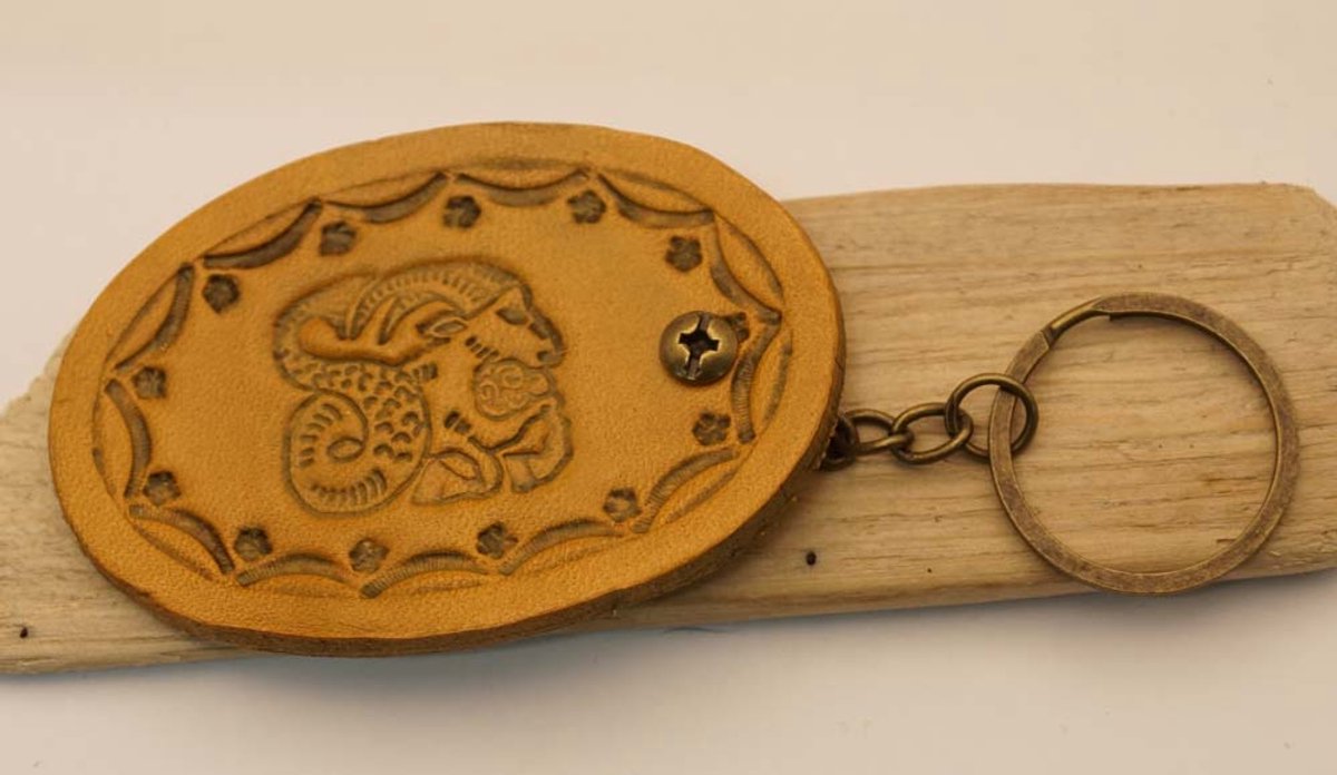 Leren beige sterrenbeelden sleutelhanger " STEENBOK " datums 22 december – 19 januari - CAPRICORN zodiac sign keyring - sterrenbeeld keyring - verjaardags cadeau sterrenbeelden sleutelhangers - lederen sleutelhangers dierenriem