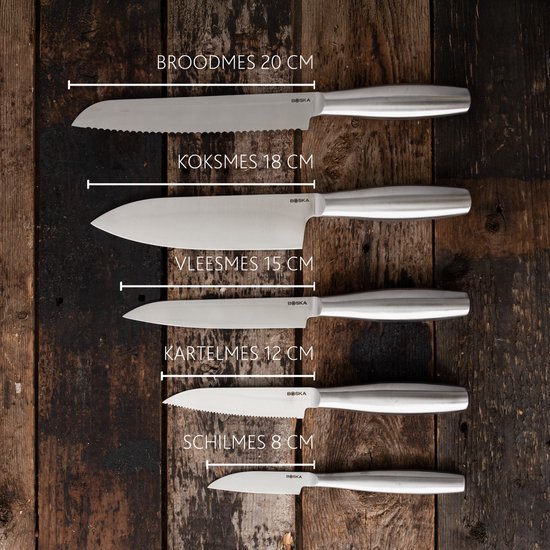 Vijf roestvrijstalen messen met zilverkleurige handvatten, met afmetingen: broodmes 20 cm, koksmes 18 cm, vleesmes 15 cm, kartelmes 12 cm, schilmes 8 cm.