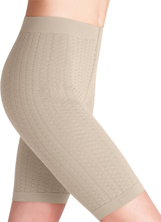 Beige short met textuurprint, tot halverwege het bovenbeen, op een vrouw.