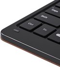 Detail van een zwart toetsenbord met 'Ctrl', 'Fn' en 'Shift' toetsen, aan de rand van een bruine hoes.