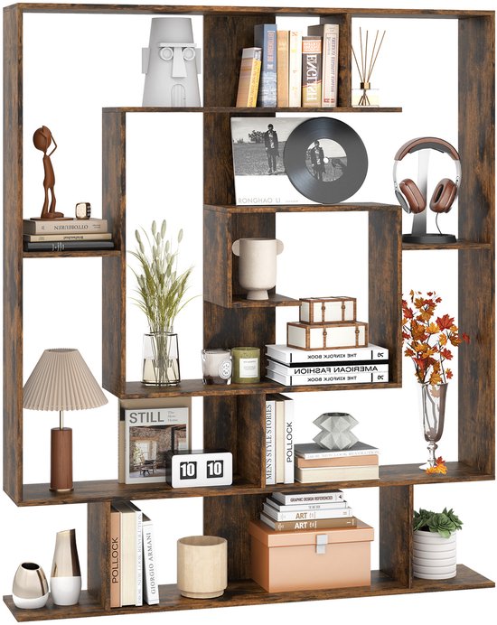 Rustiek bruine houten boekenkast met 7 niveaus, met diverse decoraties, boeken en planten.