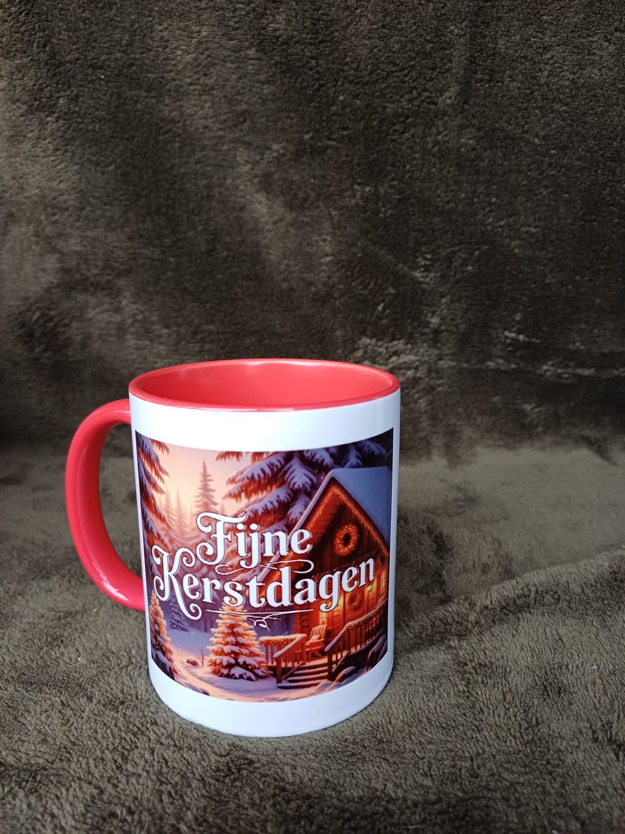 Gezellige Kerstmok met Rood Accent - "Fijne Kerstdagen" en Warme Winterse Cabin Afbeelding