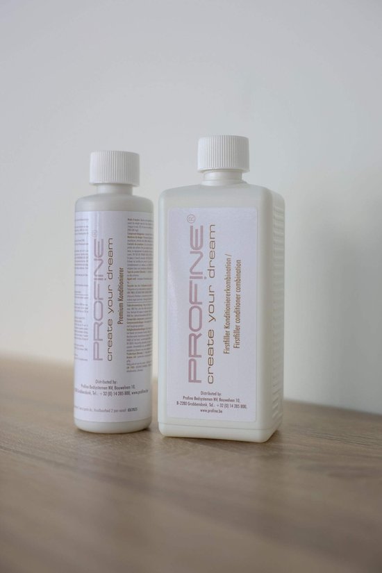 Deux bouteilles de revitalisant Profine, l'une avec 'Premium Konditionierer' et l'autre avec 'Firstfiller conditioner combination'.
