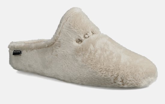 Crèmekleurige, pluizige pantoffel met geborduurd Scapa-logo en klein zwart merklabel aan de zijkant.
