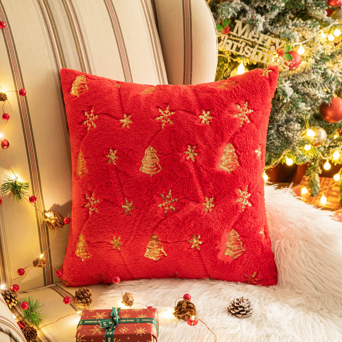 Qelus Shaggy Pluche Kussenhoes Zonder Binnenkussen 45x45 cm - Rood met Goud Borduurd Kerstboom & Sneeuwvlok - Onzichtbare Rits - Voor Woonkamer & Kerst
