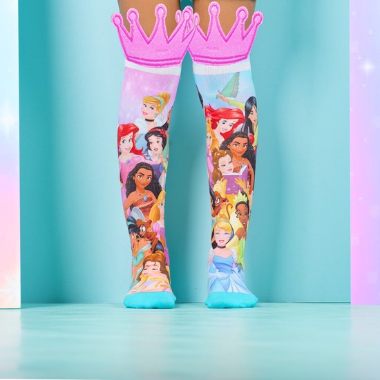 Een close-up van kniehoge sokken met Disney Prinsessen en roze kronen aan de bovenkant.