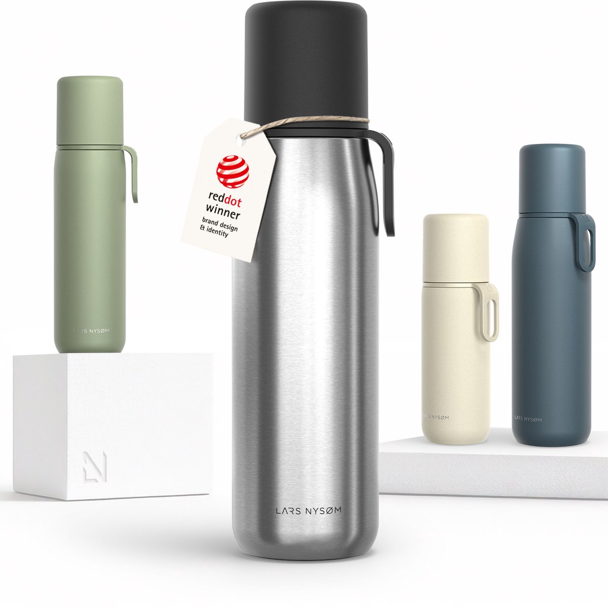 LARS NYSØM Roestvrijstalen Thermosfles - Dubbelwandige Geïsoleerde Drinkfles met Beker en Draagriem, Lekvrije Metalen Fles voor Reizen, Kantoor & Buitenactiviteiten (Stainless Steel)