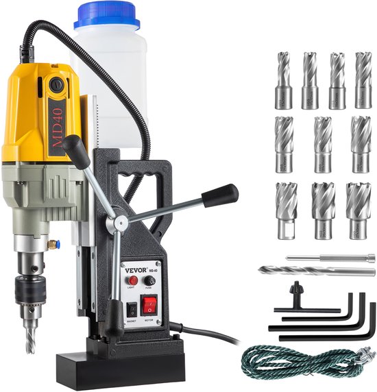 Gele magnetische boormachine met een assortiment boormaten, gereedschap en touw.