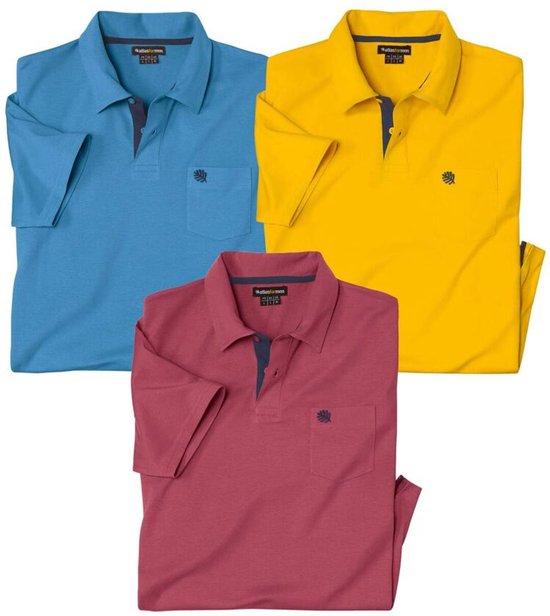 Drie Atlas For Men poloshirts opgevouwen: blauw, geel en roze, elk met donkerblauw accent.