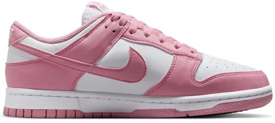 Roze en witte Nike Dunk Low sneaker met veters en Nike logo.